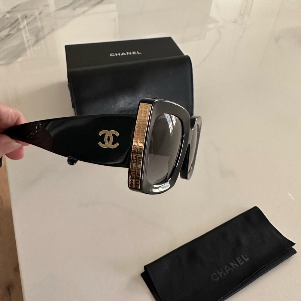 Authentic Chanel Sunglasses Black with gold Chanel Logo. Oversize style